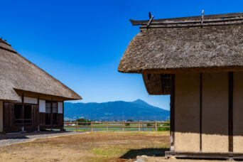 JR只見線・塔寺駅付近・旧五十嵐家住宅越しに見る磐梯山(福島県:2026年5月)