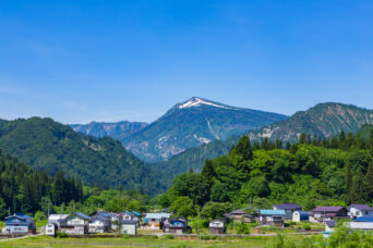 JR只見線・会津蒲生駅付近から望む蒲生原集落と浅草岳（福島県：2026年6月）