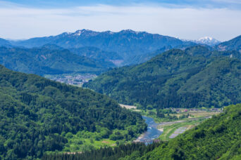 会津・只見・蒲生岳から望む只見川・只見市街地と毛猛山・猿倉山（福島県：2026年6月）