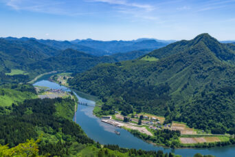 会津・只見・蒲生岳から望む只見川・寄岩集落と塩沢集落（福島県：2026年6月）