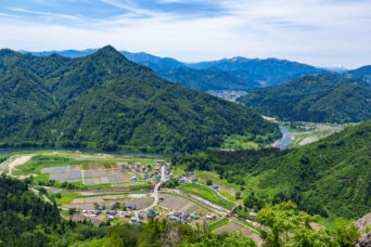 会津・只見・蒲生岳から望む蒲生集落と只見川・柴倉山（福島県：2026年6月）