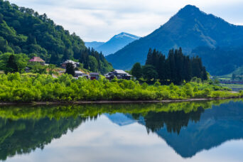 JR只見線・会津大塩～会津塩沢間・只見川・十島集落と蒲生岳・浅草岳（福島県：2026年6月）