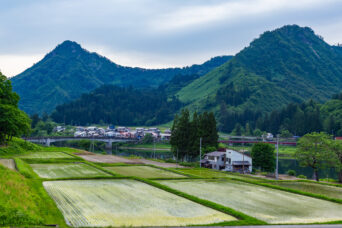 JR只見線・会津塩沢駅付近・十島集落から望む蒲生岳（福島県：2026年6月）