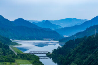 会津・只見・田子倉ダム付近から望む只見湖と蒲生岳(福島県:2026年6月)