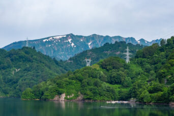 会津・只見・田子倉ダム付近から望む田子倉湖と鬼が面山(福島県:2026年6月)