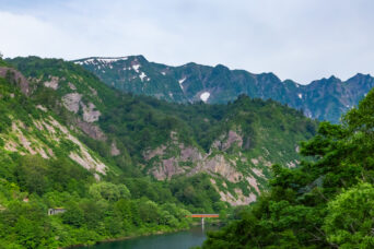 JR只見線・田子倉駅跡付近から望む只見湖と鬼が面山(福島県:2026年6月)