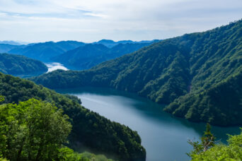 会津・只見・国道252号六十里越峠開道記念碑から望む只見湖(福島県:2026年6月)
