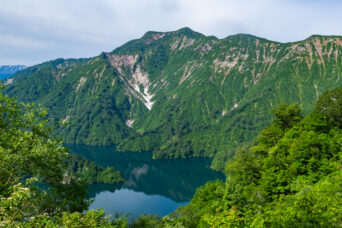 会津・只見・国道252号六十里越峠開道記念碑から望む田子倉湖と前毛猛山(福島県:2026年6月)