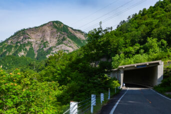 中越・魚沼・国道252号六十里第四スノーシェッドと裸山(新潟県:2026年6月)