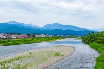 JR只見線・上越線・小出駅付近から望む魚野川と越後三山(新潟県:2026年6月)
