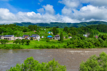 北信・野沢温泉村・平林集落付近から望む上境集落と千曲川(長野県:2026年6月)