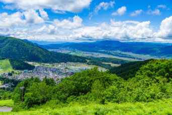 北信・野沢温泉村・上ノ平高原から望む野沢温泉郷(長野県:2026年6月)