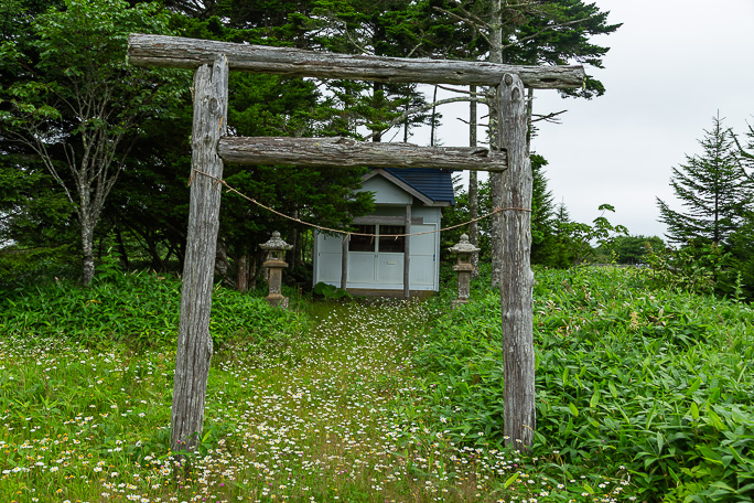 集落に今も残る初田牛神社にお参り