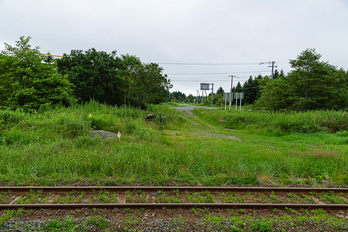 初田牛駅跡の真向かいは空き地を挟んで道道142号根室浜中釧路線の交差点になっている