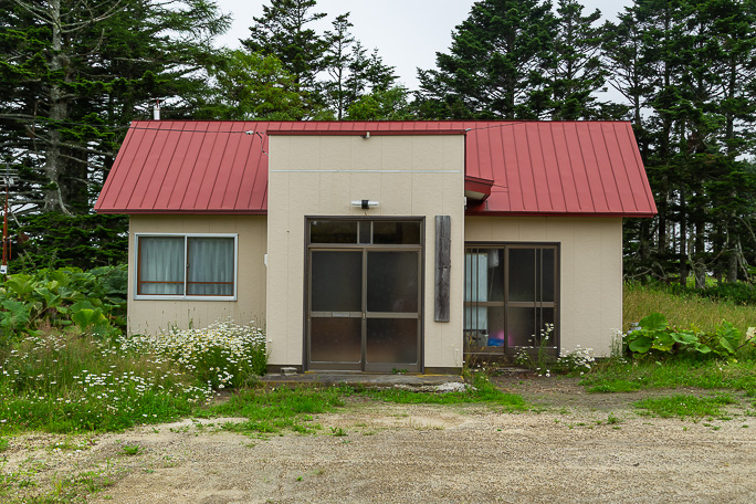 小学校跡に隣接して残っている初田牛会館の建物