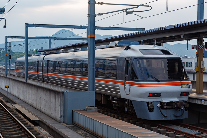 福知山駅では京都丹後鉄道の運用に就いている元JR東海のキハ85系車両と対面