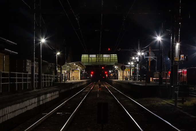 不安に苛まれながらも夜の寺前駅を撮影することにした