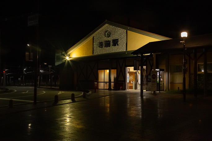 街中の駅ではあるが、この時刻は駅の周辺に人影はなかった