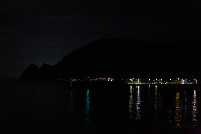 駐車公園付近から望む小谷石集落と矢越岬の夜景
