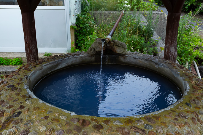 集落中心部付近にある薬師の湯