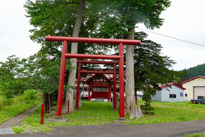 湯の里集落の中心付近にある湯の里稲荷神社