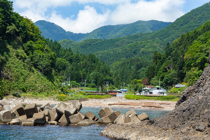 海岸側から遠望する岩部集落