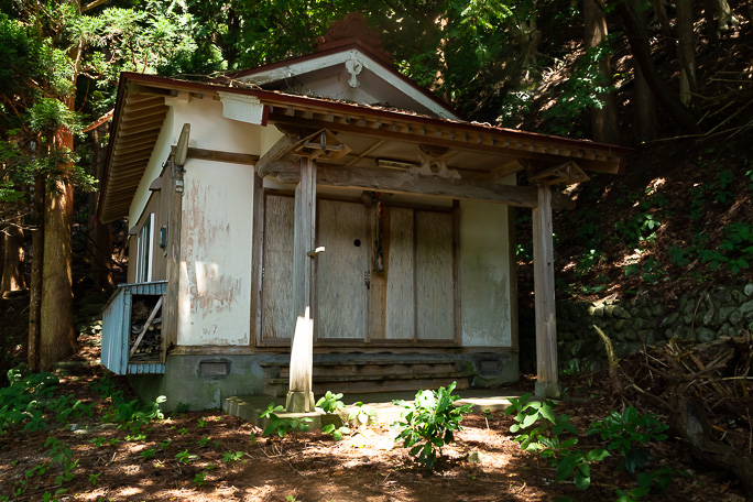 訪れる者も絶えたかに見える白鹿松神社