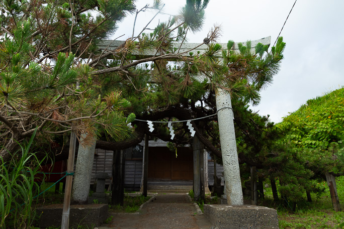 荒谷集落にある荒谷稲荷神社を参拝