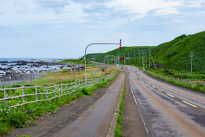 松前市街地を出て舘浜の大尽内川付近に達すると未成線の橋台跡が見えてきた