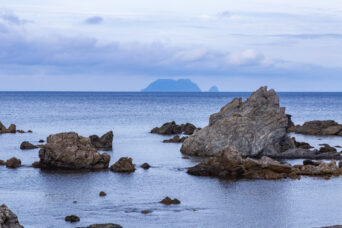 道南・松前・館浜付近から望む渡島小島（北海道：2026年7月）