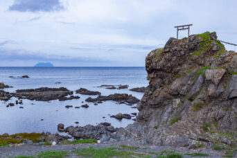 道南・松前・札前二ツ岩付近から望む渡島小島（北海道：2026年7月）