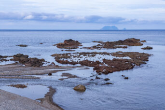 道南・松前・札前付近から望む渡島小島（北海道：2026年7月）