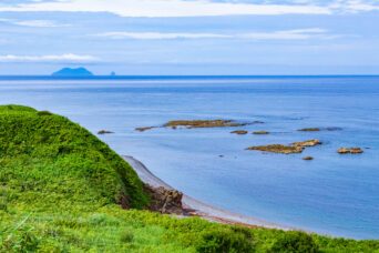 道南・松前・白坂付近から望む渡島小島（北海道：2026年7月）