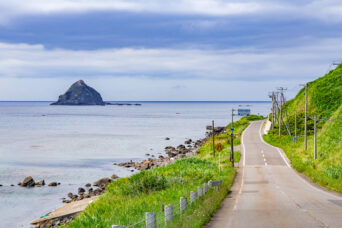 道南・奥尻島・米岡・千畳浜から望む無縁島(北海道:2026年7月)