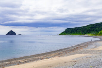 道南・奥尻島・米岡・千畳浜から望む無縁島(北海道:2026年7月)