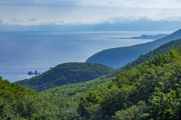 道南・奥尻島・湯浜・美ノ歌付近から望む稲穂岬（北海道：2026年7月）