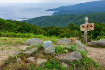 道南・奥尻島・球島山から望む鍋釣岩(北海道:2026年7月)