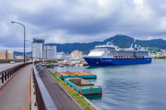 道南・函館・ともえ大橋から望む若松埠頭・セレブリティ・ミレニアムと函館山 （北海道：2026年8月）