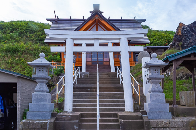 札前集落内に鎮座する札前海渡神社を参拝