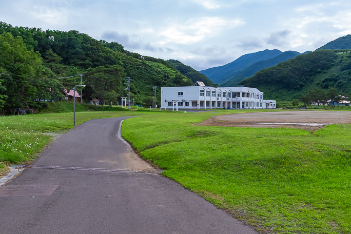小島小学校はこのエリアの中核小学校として機能している