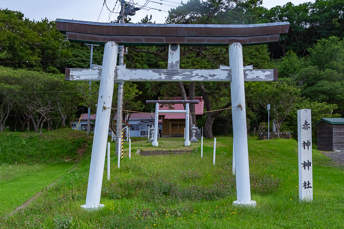 小島小学校の敷地に隣接する赤神神社