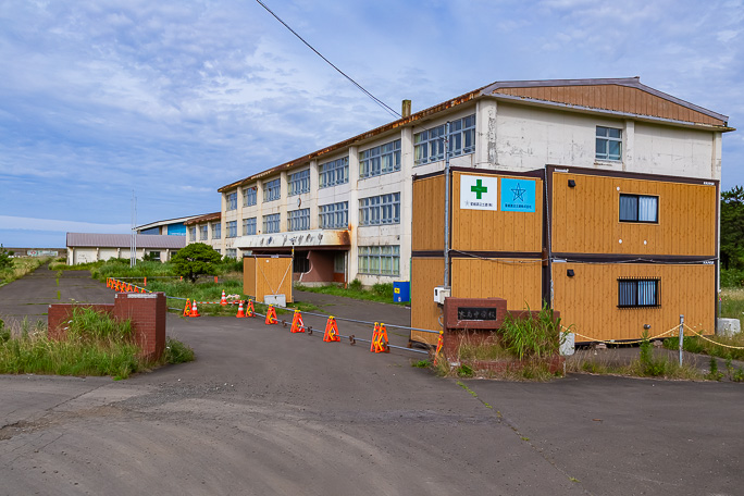 大島中学校跡には仮設の工事事務所が入っていた
