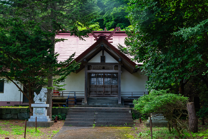 原口川沿いの谷間に鎮座する原口八幡神社