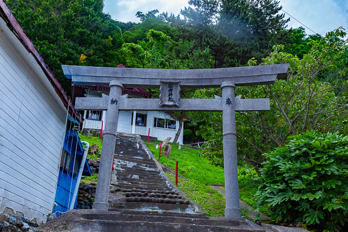 小砂子漁港を見下ろす山腹に鎮座する小砂子稲荷神社