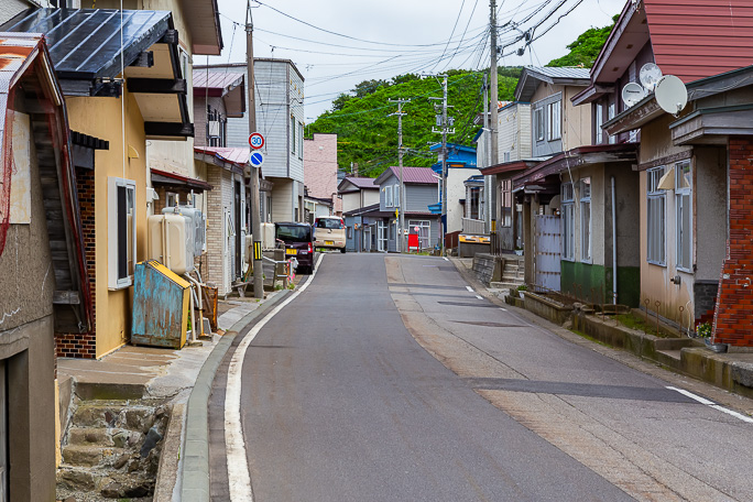 海岸集落の汐吹集落を行く