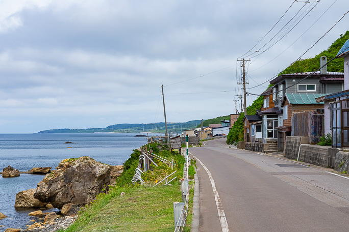 扇石集落から海岸沿いに洲根子岬を遠望する