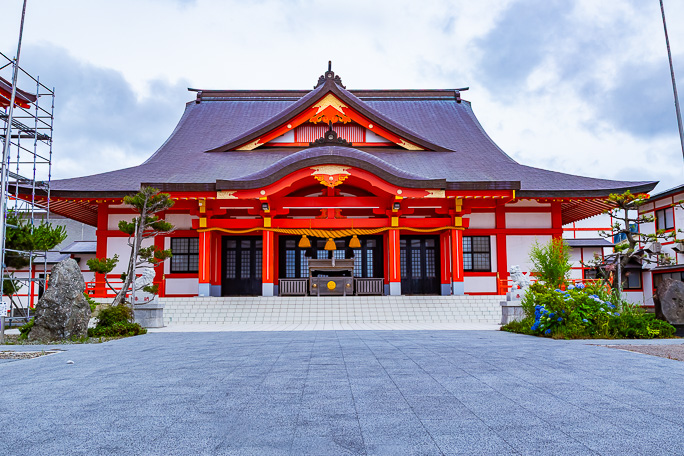 八大龍王神八江聖団江差本宮の荘厳な拝殿
