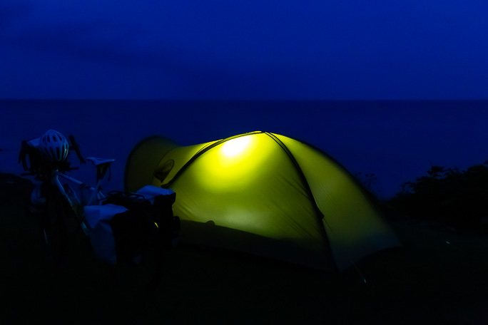 夜の帳に包まれた鴎島と我が家