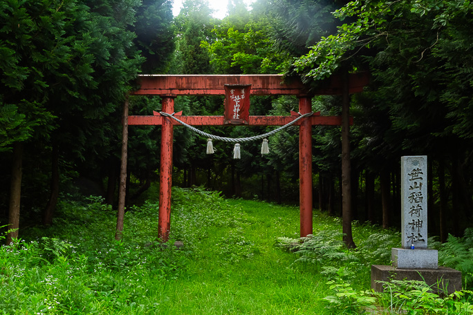 笹山山麓にある笹山稲荷神社参道入り口