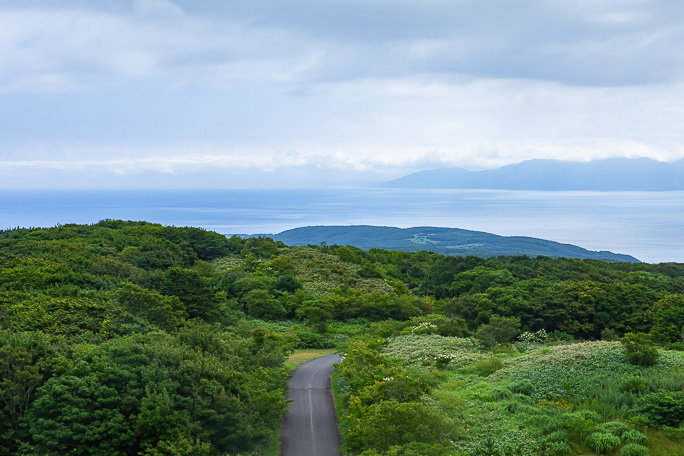 球島山から稲穂岬方面は直接見えないが、その向こうに北海道本土の山並みが見えていた